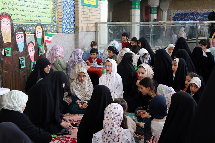 اجرای برنامه‌های جذاب کودکانه در حرم بانوی کرامت در روز دختر