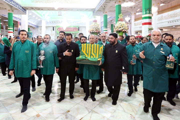 ضریح مطهر کریمه اهل‌بیت (ع) با گل‌های رضوی آراسته شد