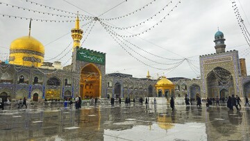 وقتی آسمان به صحن انقلاب سلام داد ؛ انعکاسِ شکوه رضوی بر آینه‌ی باران