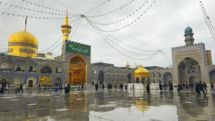 وقتی آسمان به صحن انقلاب سلام داد ؛ انعکاسِ شکوه رضوی بر آینه‌ی باران