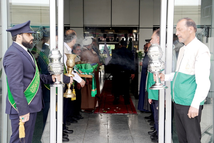 استقبال خادمان از زائران حرم بانوی کرامت در ایستگاه‌ راه‌آهن قم