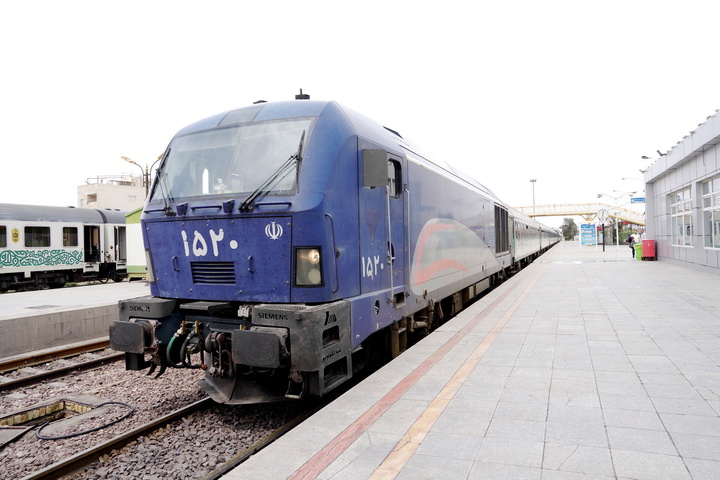 استقبال خادمان از زائران حرم بانوی کرامت در ایستگاه‌ راه‌آهن قم