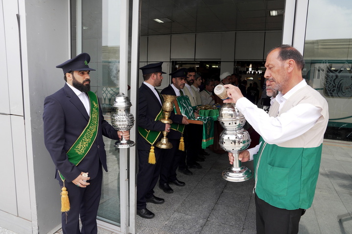 استقبال خادمان از زائران حرم بانوی کرامت در ایستگاه‌ راه‌آهن قم