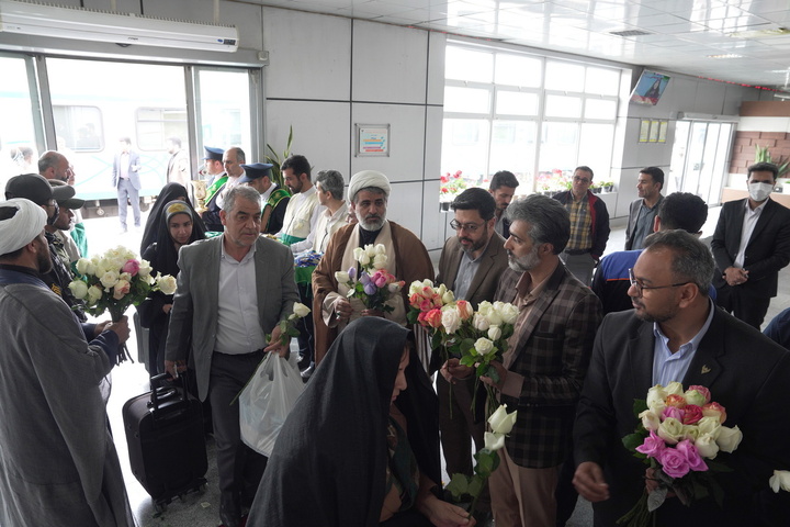 استقبال خادمان از زائران حرم بانوی کرامت در ایستگاه‌ راه‌آهن قم