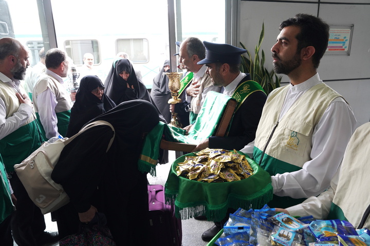 استقبال خادمان از زائران حرم بانوی کرامت در ایستگاه‌ راه‌آهن قم