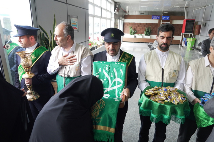 استقبال خادمان از زائران حرم بانوی کرامت در ایستگاه‌ راه‌آهن قم