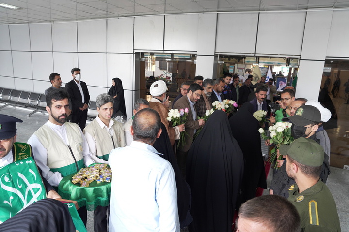 استقبال خادمان از زائران حرم بانوی کرامت در ایستگاه‌ راه‌آهن قم