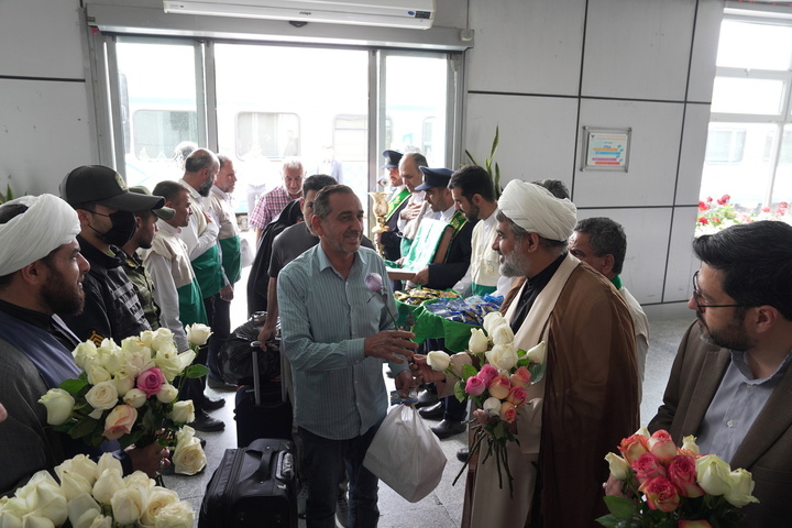 استقبال خادمان از زائران حرم بانوی کرامت در ایستگاه‌ راه‌آهن قم