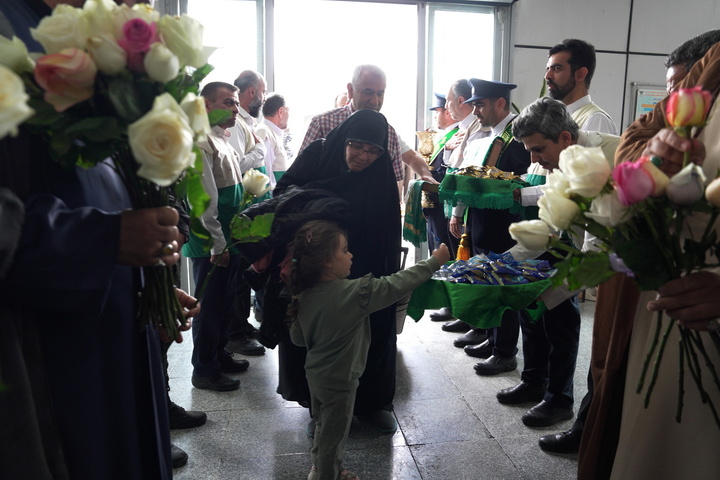 استقبال خادمان از زائران حرم بانوی کرامت در ایستگاه‌ راه‌آهن قم