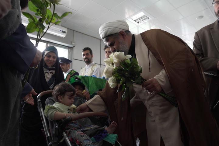 استقبال خادمان از زائران حرم بانوی کرامت در ایستگاه‌ راه‌آهن قم