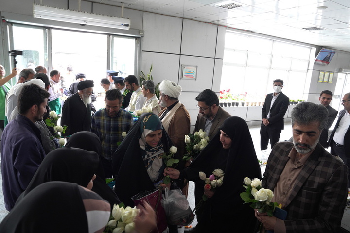 استقبال خادمان از زائران حرم بانوی کرامت در ایستگاه‌ راه‌آهن قم