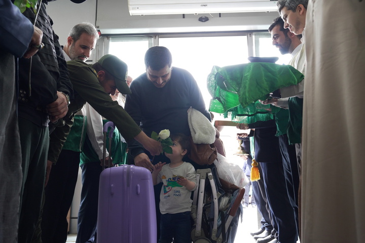 استقبال خادمان از زائران حرم بانوی کرامت در ایستگاه‌ راه‌آهن قم