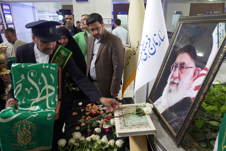 استقبال خادمان از زائران حرم بانوی کرامت در ایستگاه‌ راه‌آهن قم