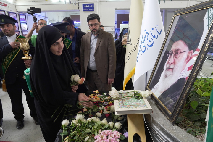 استقبال خادمان از زائران حرم بانوی کرامت در ایستگاه‌ راه‌آهن قم