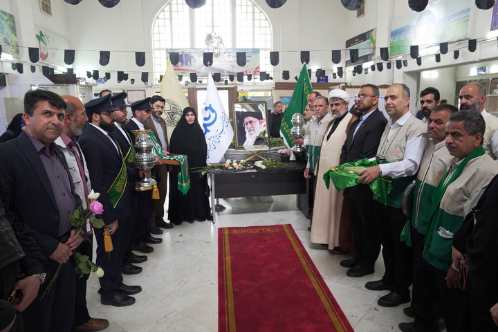 استقبال خادمان از زائران حرم بانوی کرامت در ایستگاه‌ راه‌آهن قم