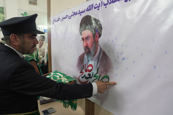 استقبال خادمان از زائران حرم بانوی کرامت در ایستگاه‌ راه‌آهن قم