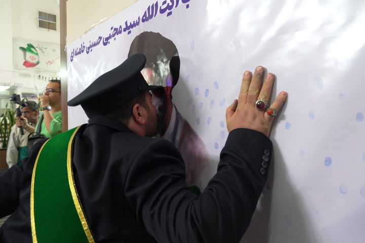 استقبال خادمان از زائران حرم بانوی کرامت در ایستگاه‌ راه‌آهن قم