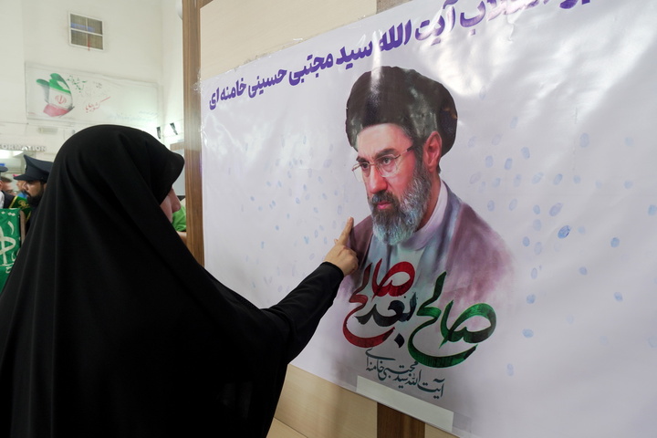 استقبال خادمان از زائران حرم بانوی کرامت در ایستگاه‌ راه‌آهن قم