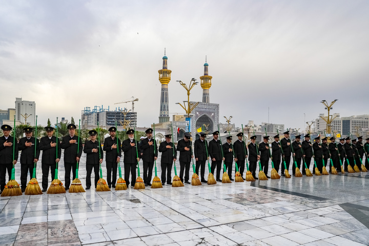 آیین تعویض شیفت دربانان بارگاه منور رضوی