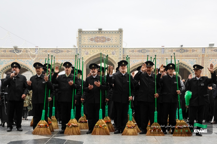 آیین تعویض شیفت دربانان بارگاه منور رضوی