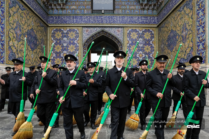 آیین تعویض شیفت دربانان بارگاه منور رضوی
