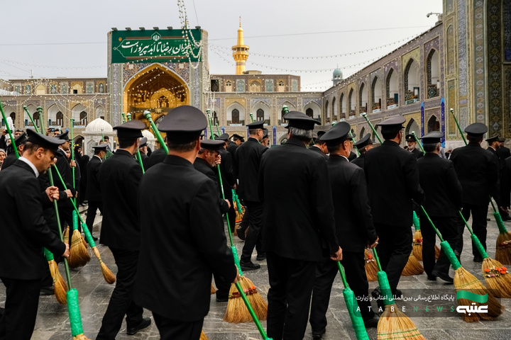 آیین تعویض شیفت دربانان بارگاه منور رضوی