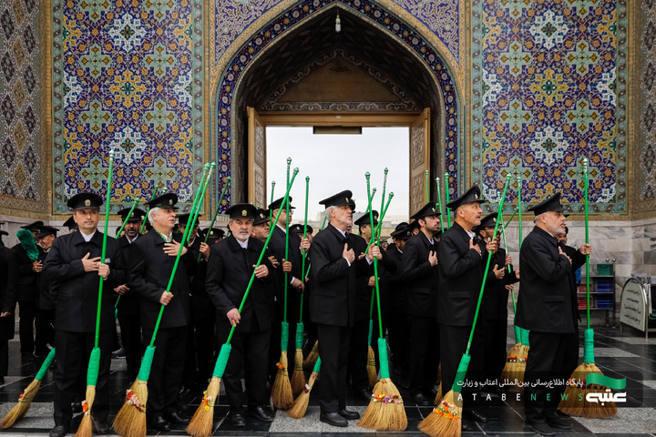 آیین تعویض شیفت دربانان بارگاه منور رضوی