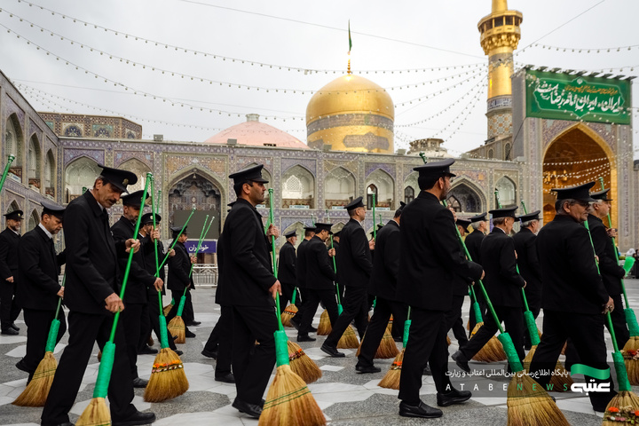 آیین تعویض شیفت دربانان بارگاه منور رضوی