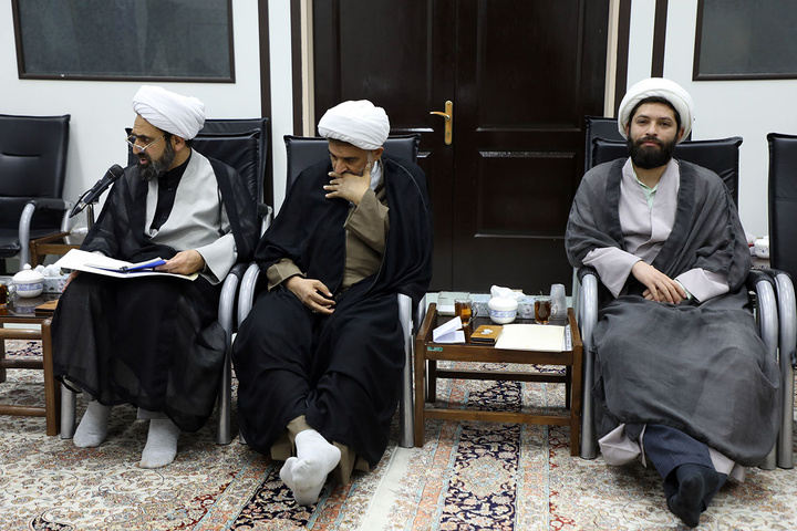 نشست قرارگاه راهبری مساجد استان قم با حضور تولیت حرم حضرت فاطمه معصومه(س)