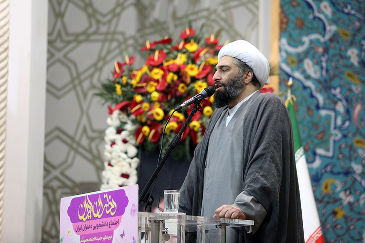 اجتماع پرشور «دختران ایران» با حضور دانشجویان سراسر کشور در حرم بانوی کرامت