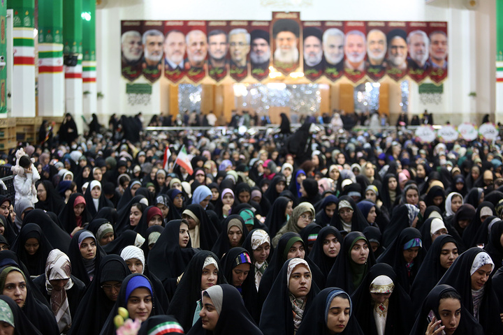 اجتماع پرشور «دختران ایران» با حضور دانشجویان سراسر کشور در حرم بانوی کرامت