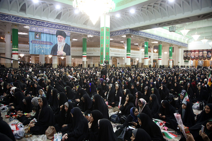 اجتماع پرشور «دختران ایران» با حضور دانشجویان سراسر کشور در حرم بانوی کرامت