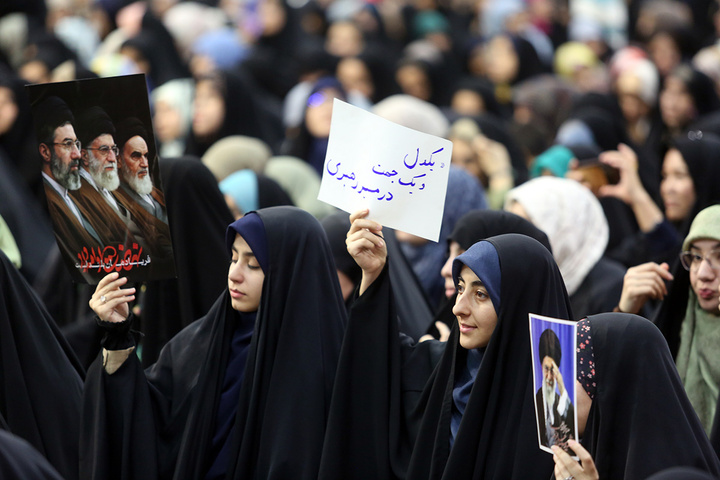 اجتماع پرشور «دختران ایران» با حضور دانشجویان سراسر کشور در حرم بانوی کرامت