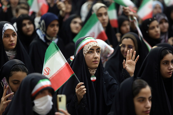 اجتماع پرشور «دختران ایران» با حضور دانشجویان سراسر کشور در حرم بانوی کرامت