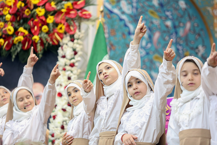 اجتماع پرشور «دختران ایران» با حضور دانشجویان سراسر کشور در حرم بانوی کرامت