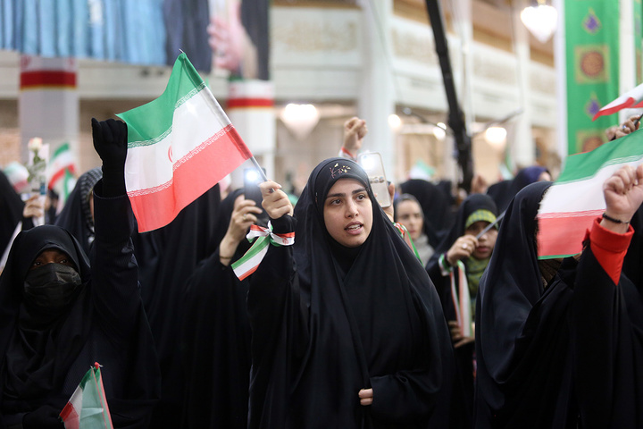 اجتماع پرشور «دختران ایران» با حضور دانشجویان سراسر کشور در حرم بانوی کرامت