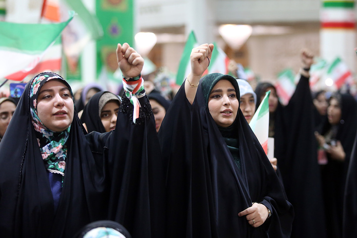 اجتماع پرشور «دختران ایران» با حضور دانشجویان سراسر کشور در حرم بانوی کرامت