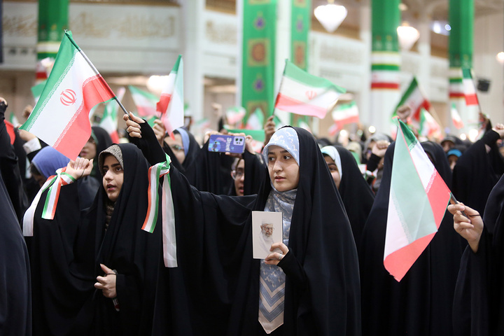 اجتماع پرشور «دختران ایران» با حضور دانشجویان سراسر کشور در حرم بانوی کرامت