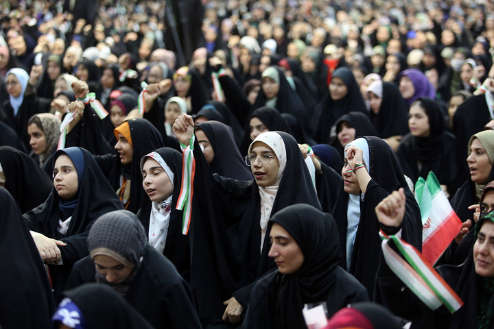 اجتماع پرشور «دختران ایران» با حضور دانشجویان سراسر کشور در حرم بانوی کرامت