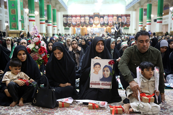 اجتماع پرشور «دختران ایران» با حضور دانشجویان سراسر کشور در حرم بانوی کرامت