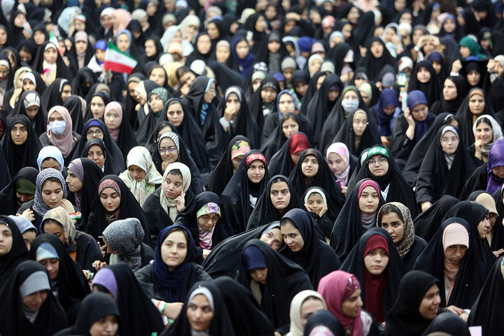 اجتماع پرشور «دختران ایران» با حضور دانشجویان سراسر کشور در حرم بانوی کرامت