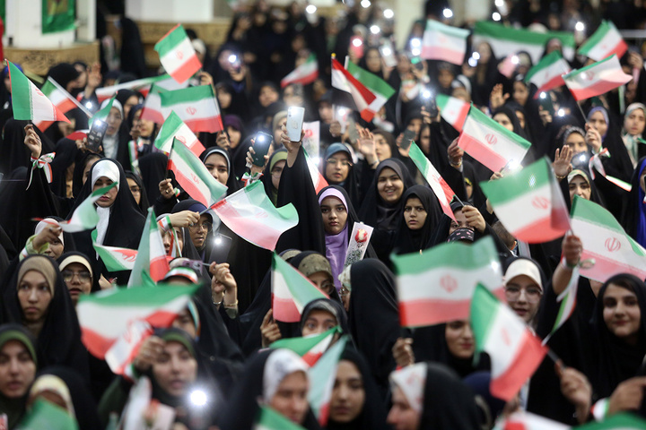 اجتماع پرشور «دختران ایران» با حضور دانشجویان سراسر کشور در حرم بانوی کرامت