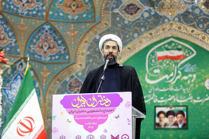 اجتماع پرشور «دختران ایران» با حضور دانشجویان سراسر کشور در حرم بانوی کرامت