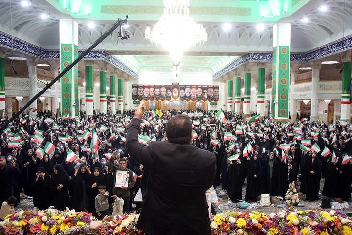 اجتماع پرشور «دختران ایران» با حضور دانشجویان سراسر کشور در حرم بانوی کرامت