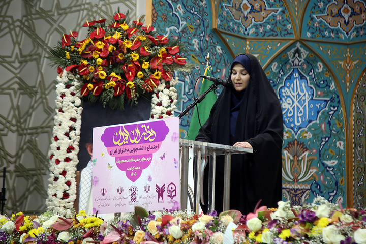 اجتماع پرشور «دختران ایران» با حضور دانشجویان سراسر کشور در حرم بانوی کرامت