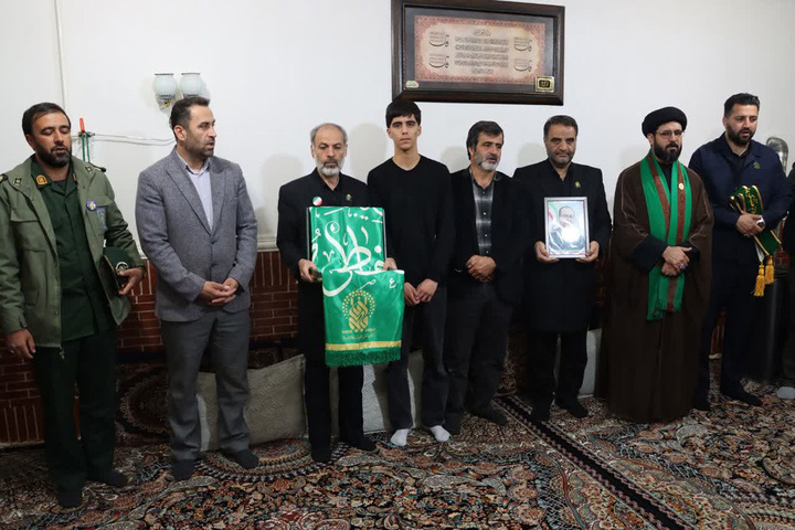 تسلی‌بخشی کاروان سفیران کریمه اهل بیت(ع) به خانواده شهدا در استان اصفهان / حضور خادمان حرم بانوی کرامت در میادین