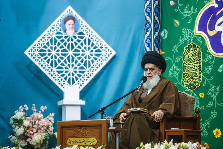 هرکس قدمی خلاف فرمایش ولی‌ّ امرمان بردارد سرباز دشمن است