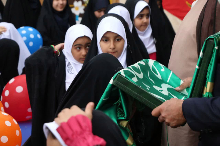 استقبال پرشور مردم گیلان از خادمان و پرچم متبرک حرم بانوی کرامت