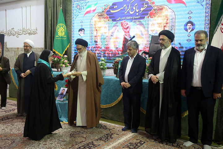 تجلیل از ۷۷ حافظ کل قرآن در سیزدهمین همایش طوبی کرامت +تصاویر