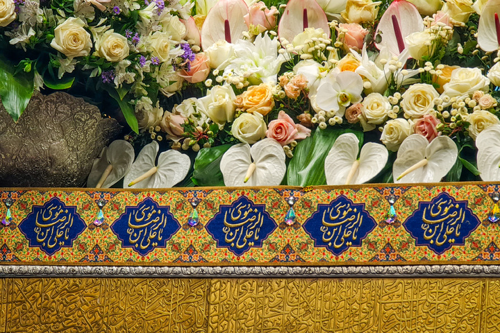 گل آرایی ضریح مطهر رضوی در دهه کرامت
